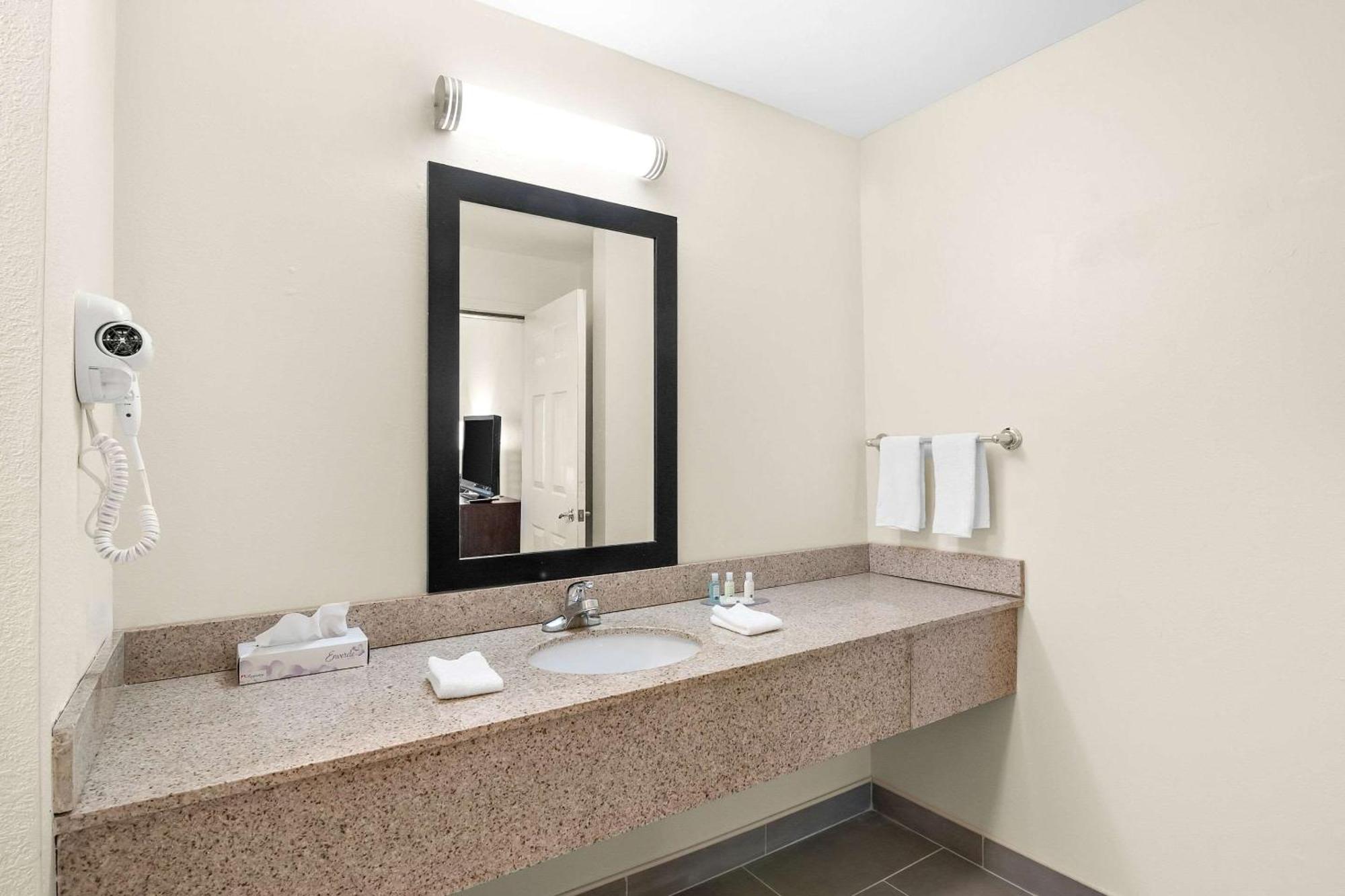 Quality Inn Куінсбері Екстер'єр фото