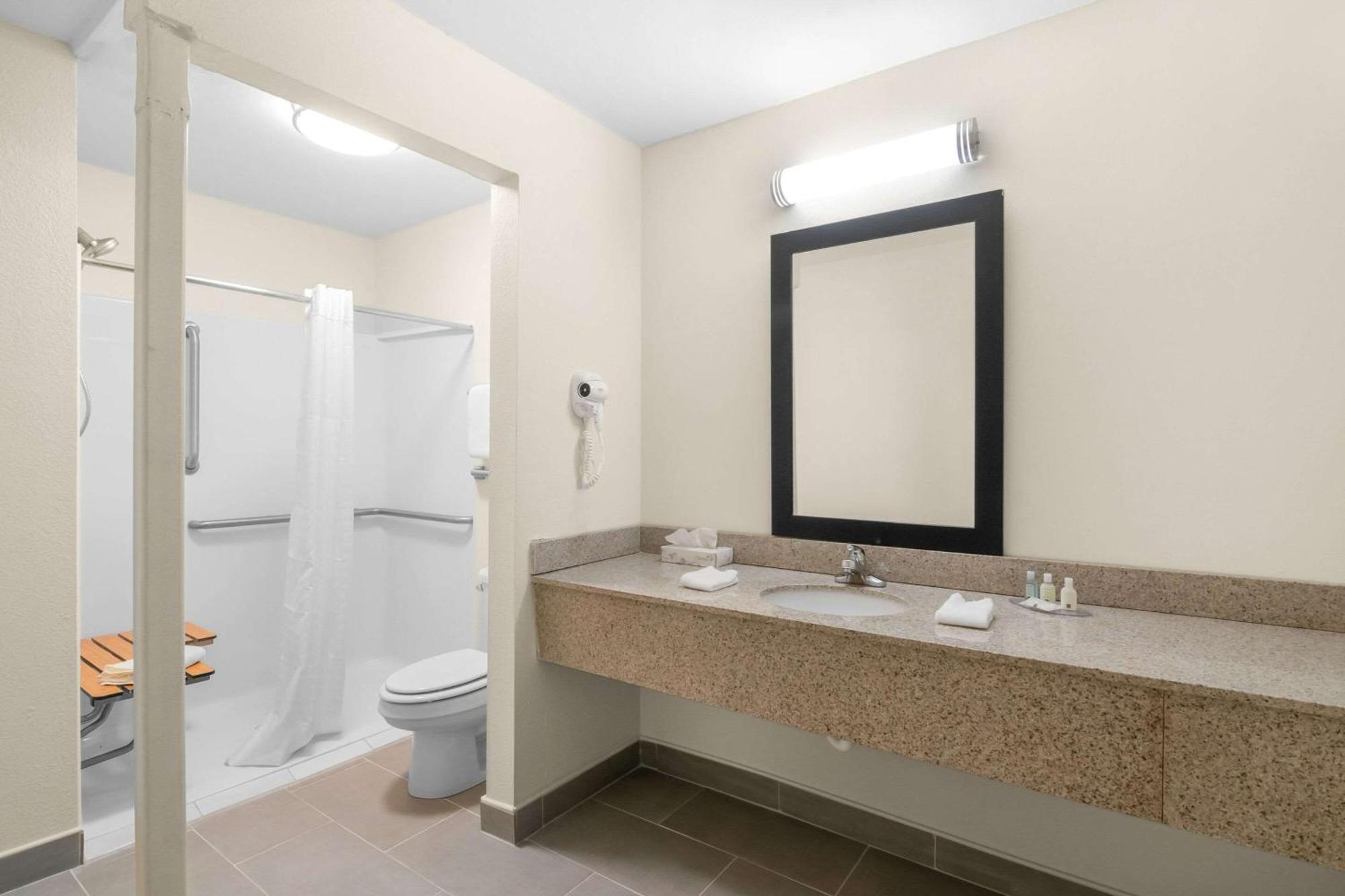 Quality Inn Куінсбері Екстер'єр фото
