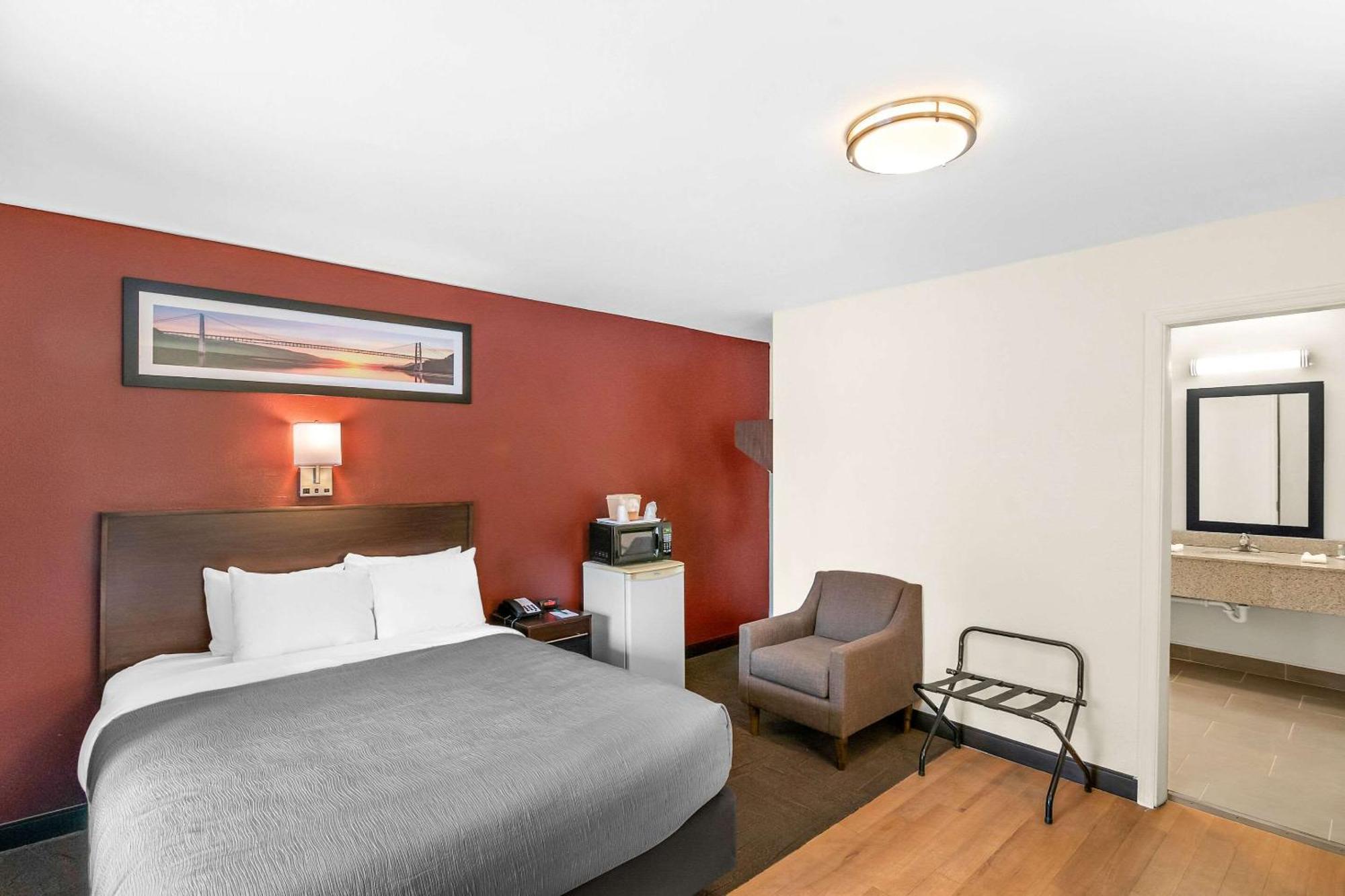 Quality Inn Куінсбері Екстер'єр фото
