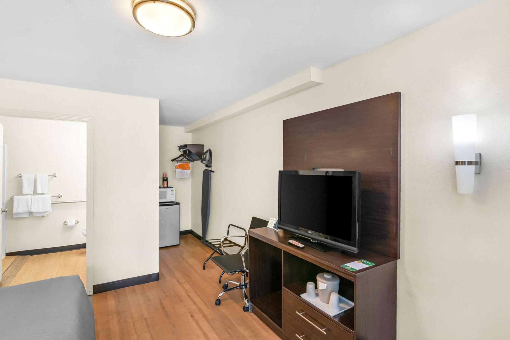 Quality Inn Куінсбері Екстер'єр фото