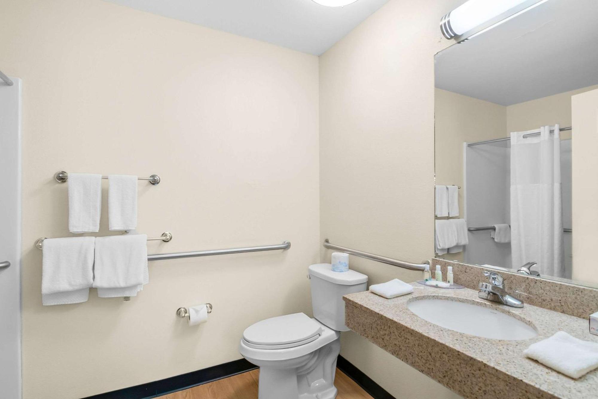 Quality Inn Куінсбері Екстер'єр фото