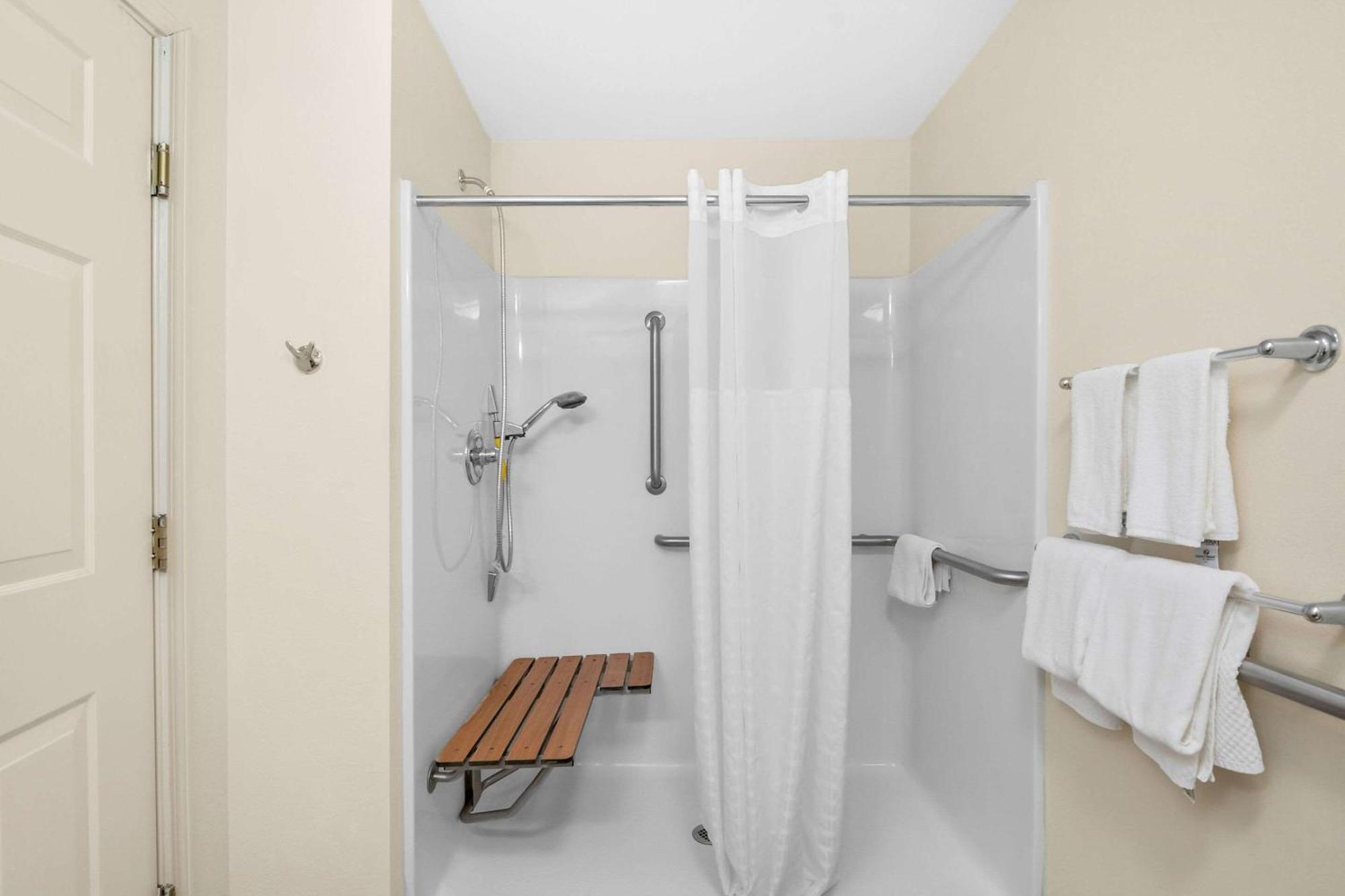 Quality Inn Куінсбері Екстер'єр фото