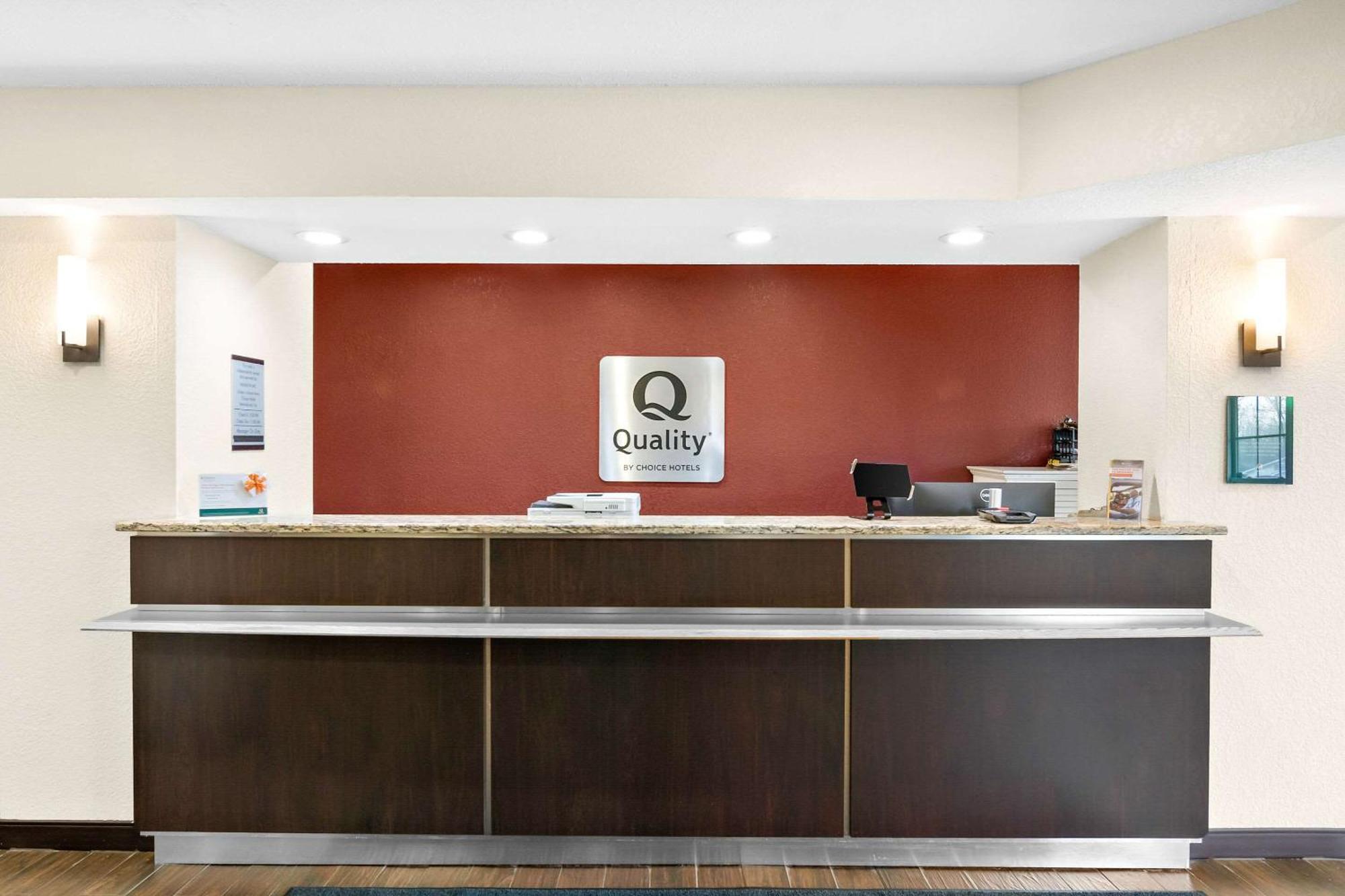 Quality Inn Куінсбері Екстер'єр фото