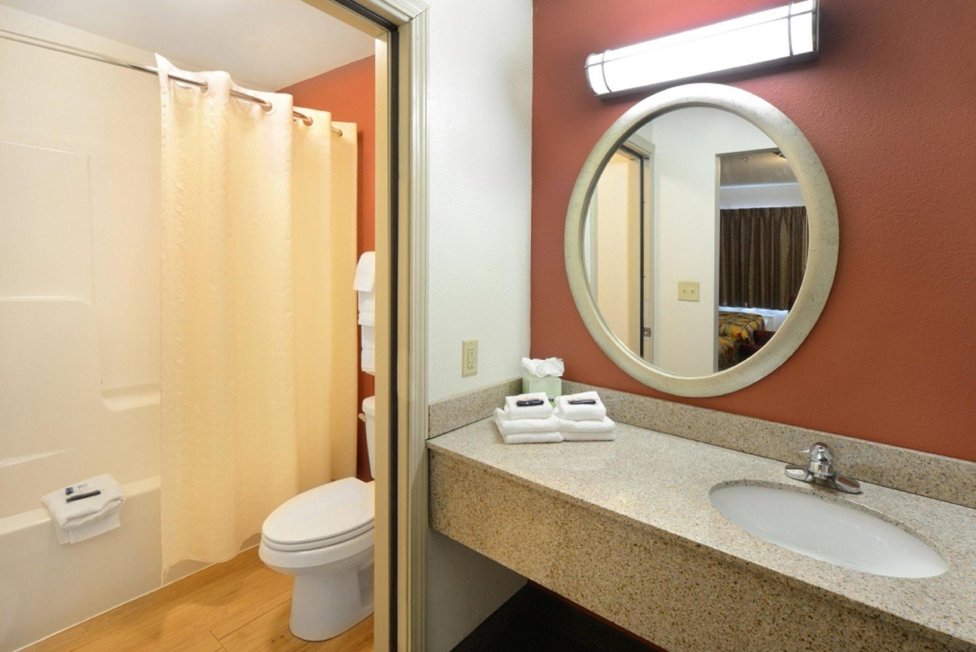 Quality Inn Куінсбері Екстер'єр фото
